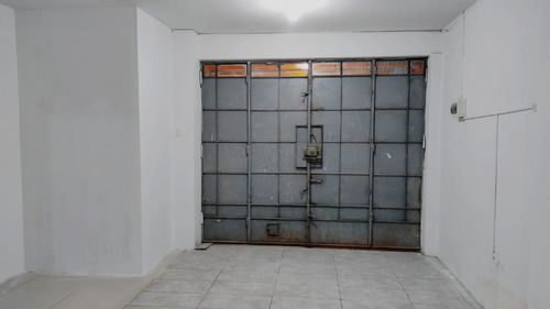 ¡ocasión! Vendo Casa Comercial En Plena Avenida Principal *excelente Ubicación* Ideal Para Minimarkets, Peluquerías, Boticas; Etc. San Juan De Lurigancho. Cuenta Con Todos Los Servicios.