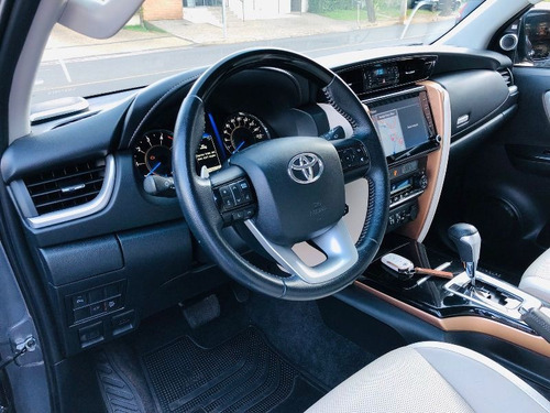Imagem 7 de 14 de Toyota Hilux Sw4 2.8 4p Srx 4x4 Diamond 7 Lugares Turbo Dies