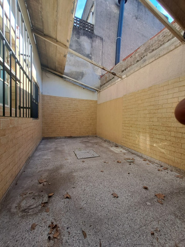 Tipo Casa 4 Amb Al Frente En Planta Baja Con Patio * A Mts De Avenidas*
