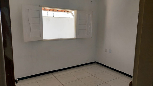 Casa De Esquina Com 3 Quartos (uma Suíte) E 2 Banheiros