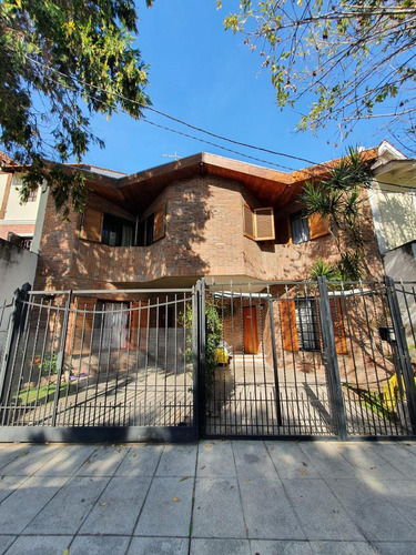 Solido Duplex De 4 Ambientes Con Cochera Y Jardin En Venta. Olivos