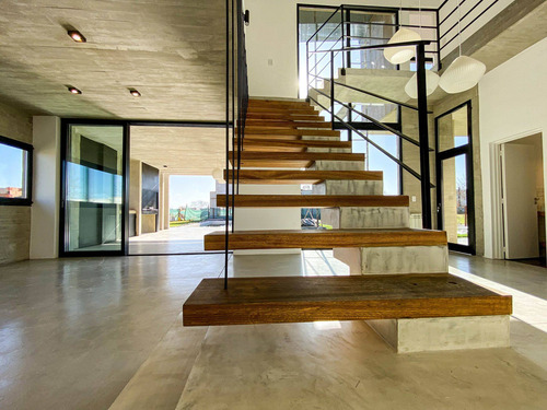 Imagen 13 de 30 de Venta Casa 6 Amb. Piscina El Cantón Barrio Golf!