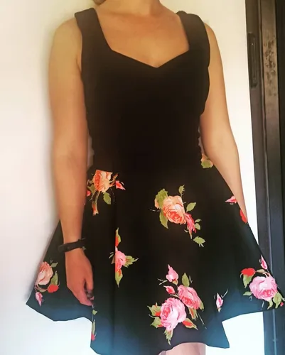 Vestido negro con falda floreada sale