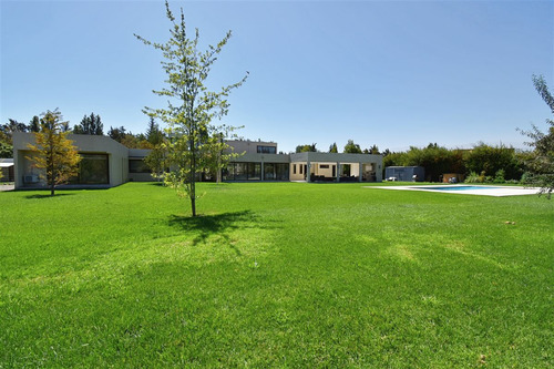 Casa En Venta De 5 Dorm. En Colina