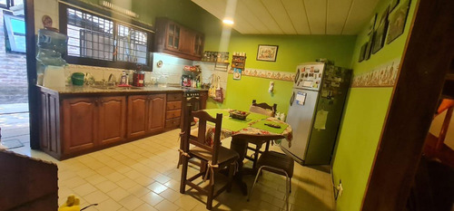 Casa Tipo Chalet De 5 Ambiente Con Gge Cubierto , Jardin,fondo , Quincho, 3 Baños, Desarrollada En 2 Plantas, Sobre Lote De 8.x 24 Mts
