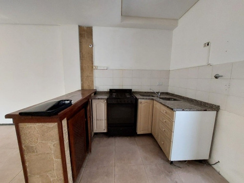 Imagen 4 de 14 de Departamento De 2 Ambientes Con Cochera Y Patio En Venta En Wilde