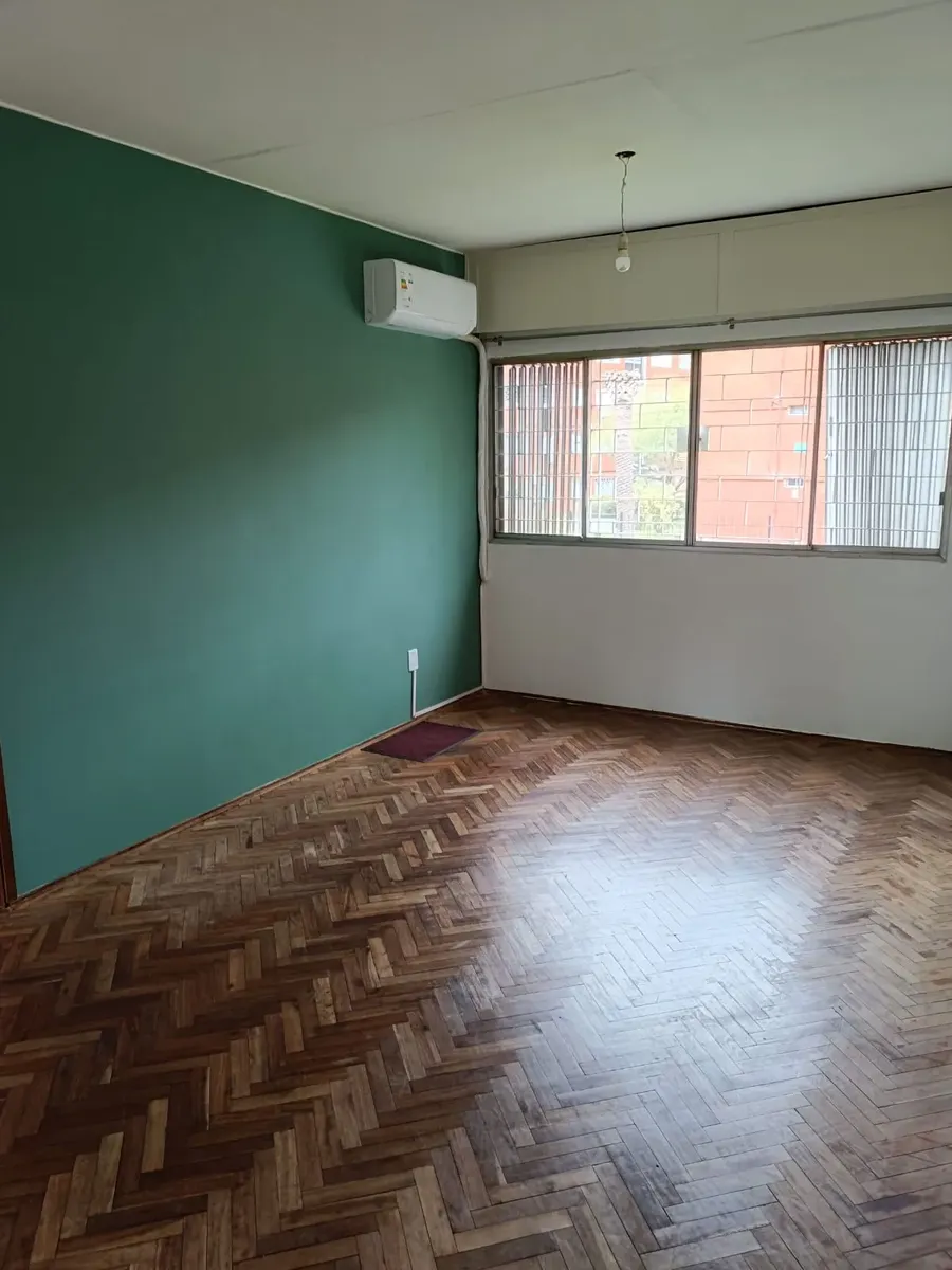 Apartamento En Excelente Estado Y Luz Natural En Todos Sus Ambientes. Posee Placares En Cuartos, Baño Y Cocina.  Aire Acondicionado. Cerca De Servicios Y Avenidas Principales. · Photo 2