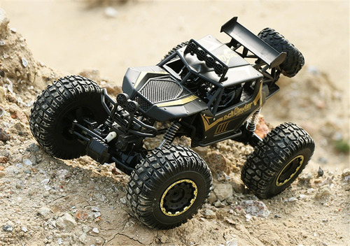 Carro Elétrico Off Road Tracer 4x4 Crawler Truggy Monster Cor Preto / Dourado Personagem Com Bateria 7.4v E Carregador