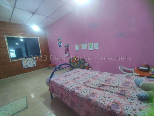 Casa De Dos Planta Ubicada En Urb Araguaney I Palo Negro 25-13068 Mfc