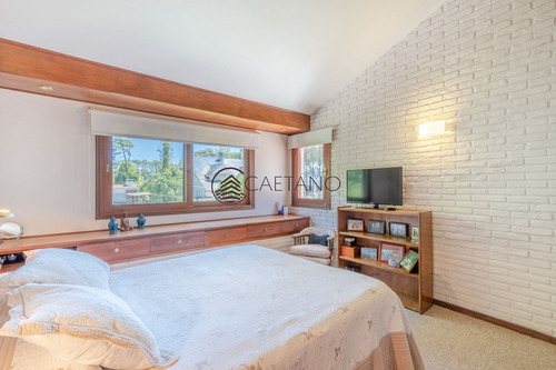Espectacular Casa De Cinco Dormitorios Y Piscina En Venta - Playa Mansa- Ref: 2734