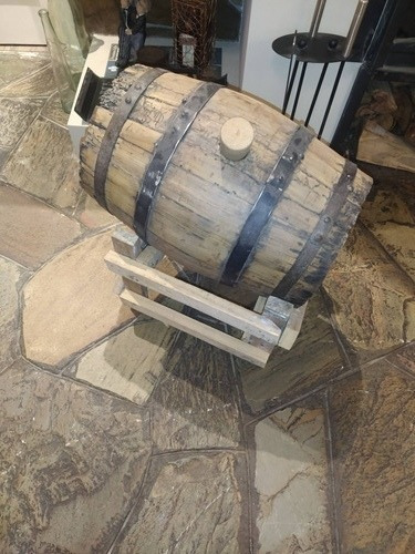 Imagen 2 de 5 de Barril De Roble Francés Con Base De Madera Y Tapón Adorno