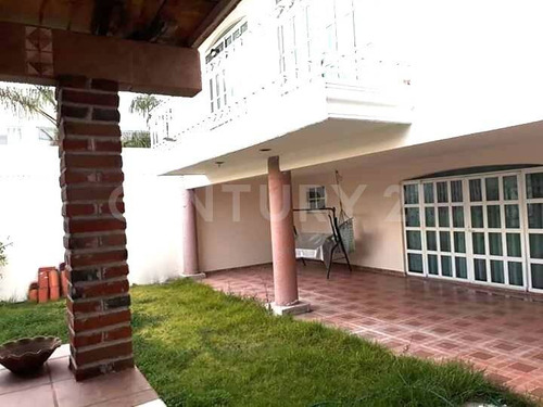 Casa En Venta De 4 Recamaras Y Amplio Jardin Cerca De Camino Real A Cholula.