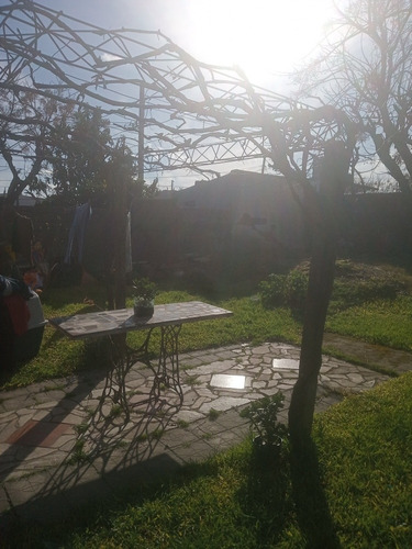 Casa Muy Prolija Con Amplio Terreno