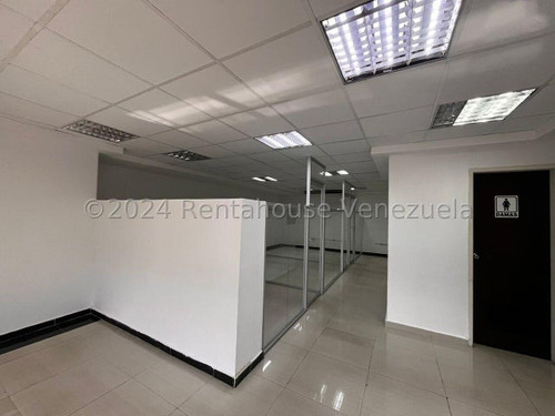En Alquiler Moderna Oficina En Torre Empresaria, Con 2 A/a De 5 Toneladas C/u, Recepcion Y Sub Dividida En 4 Cubiculos En Vidrios, 2 Salas De Baño Y Mas, Hagamos Negocios, Contactame Dennymar B4b8o69