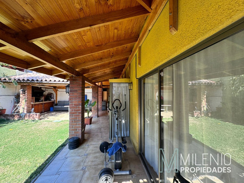 Casa Con Amplio Patio, Parque Rojas Magallanes