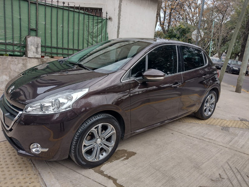 Imagen 2 de 12 de Peugeot 208 Feline