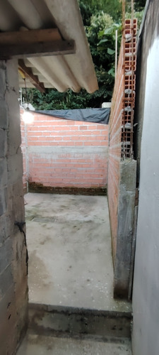 Casa Adoçada 3 Cómodos 2 Banheiros Excelente Oportunidade!!
