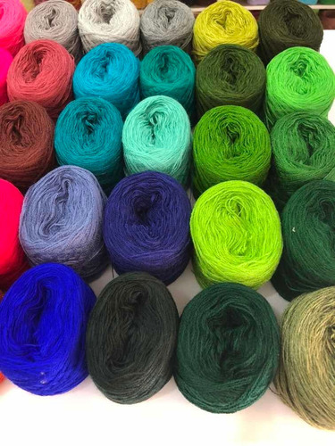 Imagen 3 de 4 de Estambre Acrilan De 3 Hebras. 1 Kilo, 25 Bolas De 40g