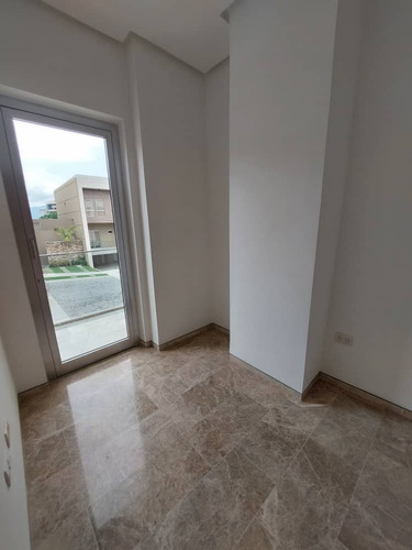 Julian Acosta. Vende Exclusivo Town House, Cumbres De Guataparo