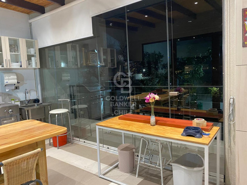 Cálida Casa Con Vista Panorámica En Condominio Seguro