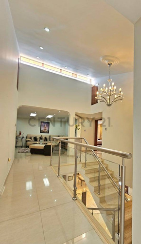 Casa En Venta Los Castores Totalmente Remodelada, Amoblada Acabados De Lujo.