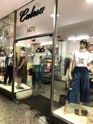 Imagen 4 de 10 de Venta Local Centro Sobre 18 De Julio Gran Vidriera