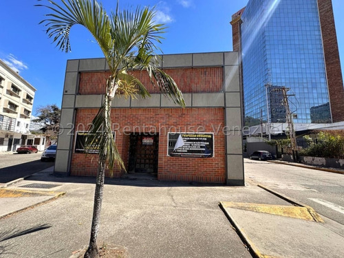 Local Comercial En Av.bolivar, El Mismo Cuenta Con 652 Mts2 De Local Y 730 Mts2