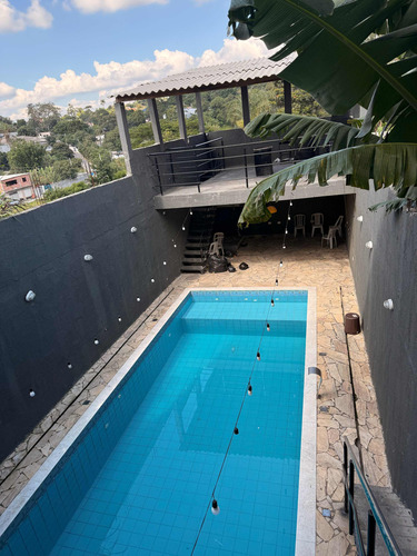 Salão De Festa Com Piscina E 3 Kitnet