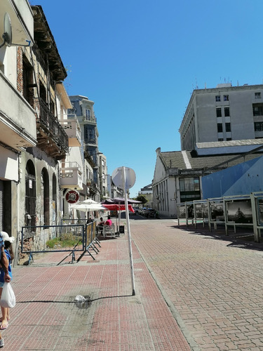 Imagen 5 de 6 de Gran Punto Para Reciclar O Construir Frente Al Mercado Del Puerto