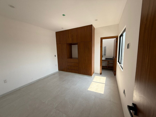 Estrena Casa Con Recámara En Planta Baja, Amplios Espacion 3 Recámaras Cada Una Con Baño. Casa Club Con Alberca.