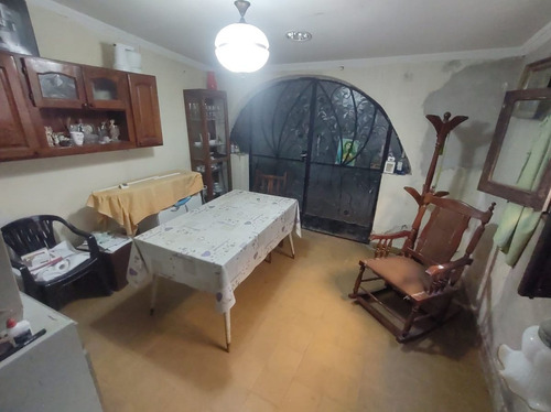 Excelente Casa, Sobre Calle Ferré(céntrica)