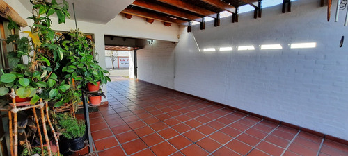 Alquiler Casa En Mendoza 3 Habitaciones, Cochera, Jardin