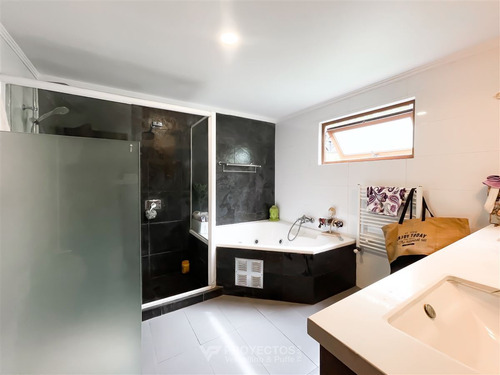Casa En Venta De 5 Dorm. En Lo Barnechea