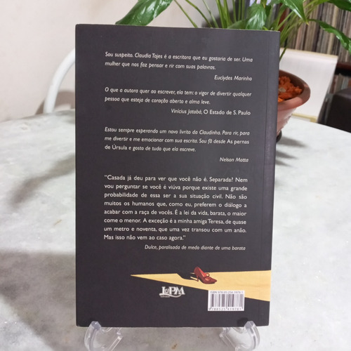 Livro: Só As Mulheres E As Baratas Sobreviverão - Claudia Tajes (Usado)