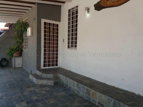 Venta Cabudare Plaza Jardin Codigo 2  2   1   5    1   3   5  Mildred  Bella Casa Ubicada En Urbanismo Privado Con Tranquilidad , Frescura De Áreas Verdes . Tiene Una Moderna Cocina Empotrada , Tanque