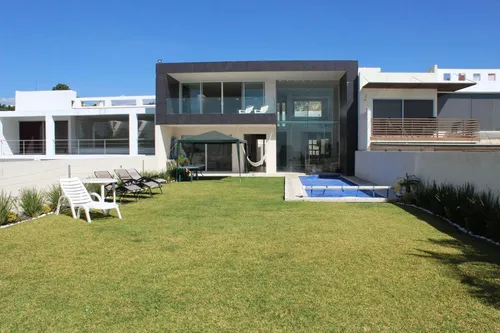 Casa Moderna Con Alberca Y Jardín, En Fraccionamiento Con Seguridad