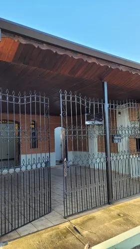 Vendo Casa Térrea Na Vila Das Graças Taubaté, Ótima Localização, 2 Quartos E 2 Vagas De Garagem Coberta, A 10 Minutos Do Centro A Pé.