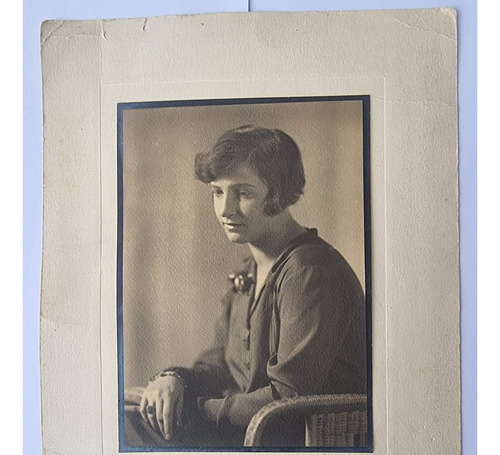 Fotografía Antigua De Estudio Joven Mujer Familia