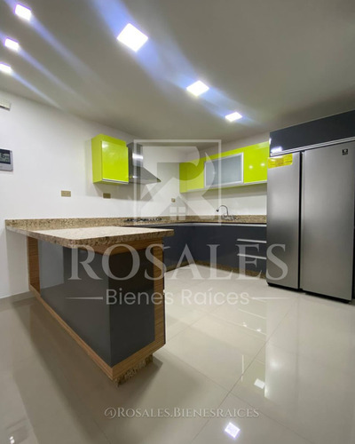 Propiedad De Uso Comercial Con  Oficinas, Local Y Apartamento/ Rayzy Rosales