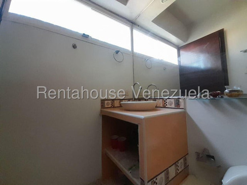 Maribel Morillo Asesor Inmobiliario De Rentahouse Vende Conservado Y Comodo Apartamento; De 95m2 Con 3 Hab. Y 2 Baños; Conjunto Privado Con Vigilancia; Condominio Arcas De Norte; Este De Barquisimeto