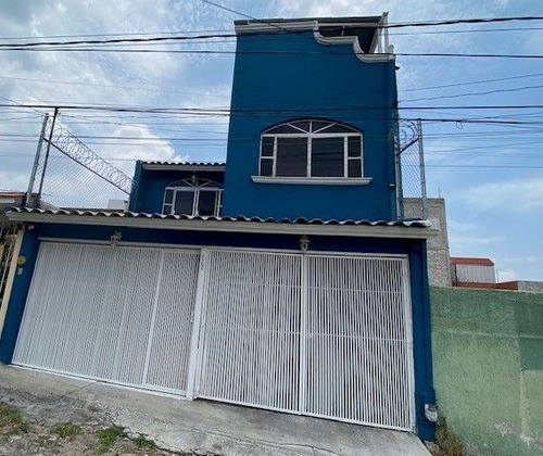 Preciosa Casa Azul En Venta En Lomas De San Pablo, Cerca De 