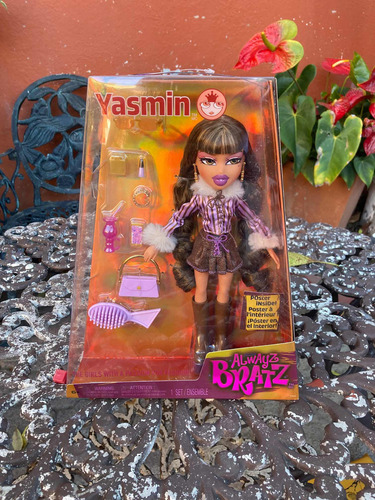 Muñeca Bratz Yasmín Edición Always Con Accesorios Y Póster.