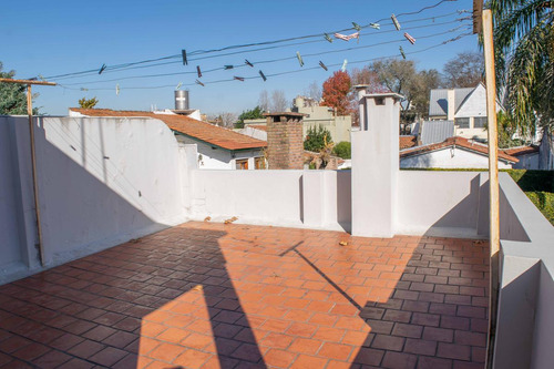 Casa De 4 Ambientes Con Cocheras En Venta En La Lucila