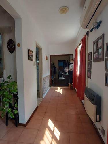 Venta - Casa En Beccar Con Dos Viviendas En Block Y Garage. Ideal Inversión.