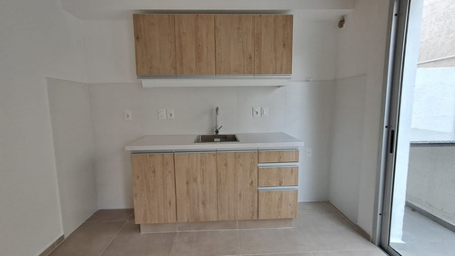 A Estrenar Con Buen Patio En Complejo Cerrado