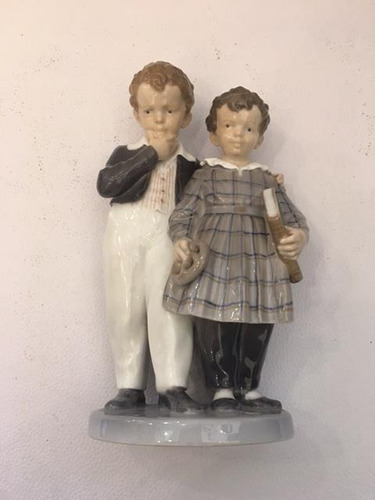 Porcelana Danesa Royal Copenhagen Pareja De Niños Escolares