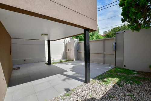 Casa En Venta De 3 Dormitorios Mas Escritorio En Gonnet 25 Y 484 Apto Banco . Toma Permuta