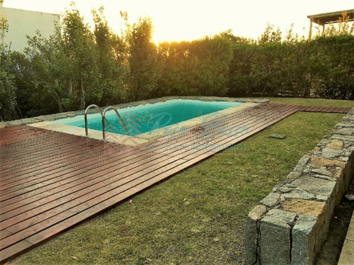 Casa En Punta Piedras, 5 Dormitorios *- Ref: 3581