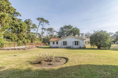 Casa De Construccion Tradicional En Playa Brava, Punta Del Este En Venta