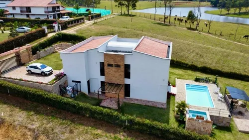 Casa Campestre Moderna Y Con Vista A Un Lago